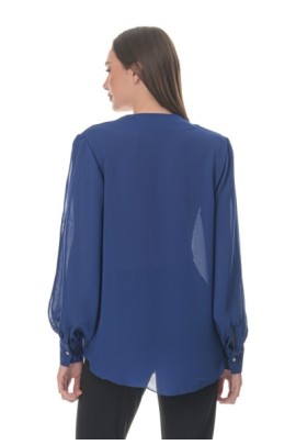 ΜΠΛΟΥΖΑ ΒΕ ΜΕ ΠΙΕΤΕΣ ΣΤΟΥΣ ΩΜΟΥΣ