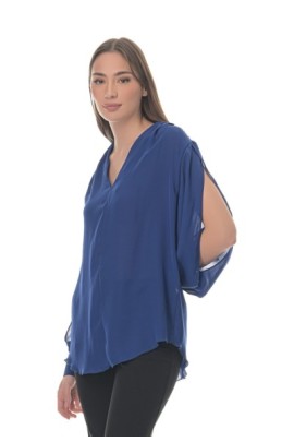 ΜΠΛΟΥΖΑ ΒΕ ΜΕ ΠΙΕΤΕΣ ΣΤΟΥΣ ΩΜΟΥΣ