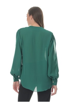 ΜΠΛΟΥΖΑ ΒΕ ΜΕ ΠΙΕΤΕΣ ΣΤΟΥΣ ΩΜΟΥΣ