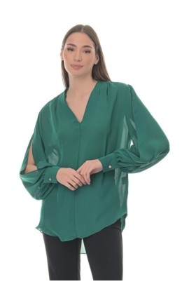 ΜΠΛΟΥΖΑ ΒΕ ΜΕ ΠΙΕΤΕΣ ΣΤΟΥΣ ΩΜΟΥΣ