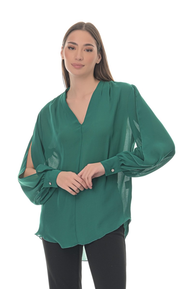 ΜΠΛΟΥΖΑ ΒΕ ΜΕ ΠΙΕΤΕΣ ΣΤΟΥΣ ΩΜΟΥΣ