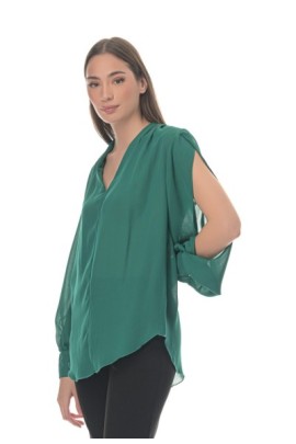 ΜΠΛΟΥΖΑ ΒΕ ΜΕ ΠΙΕΤΕΣ ΣΤΟΥΣ ΩΜΟΥΣ