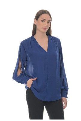 ΜΠΛΟΥΖΑ ΒΕ ΜΕ ΠΙΕΤΕΣ ΣΤΟΥΣ ΩΜΟΥΣ