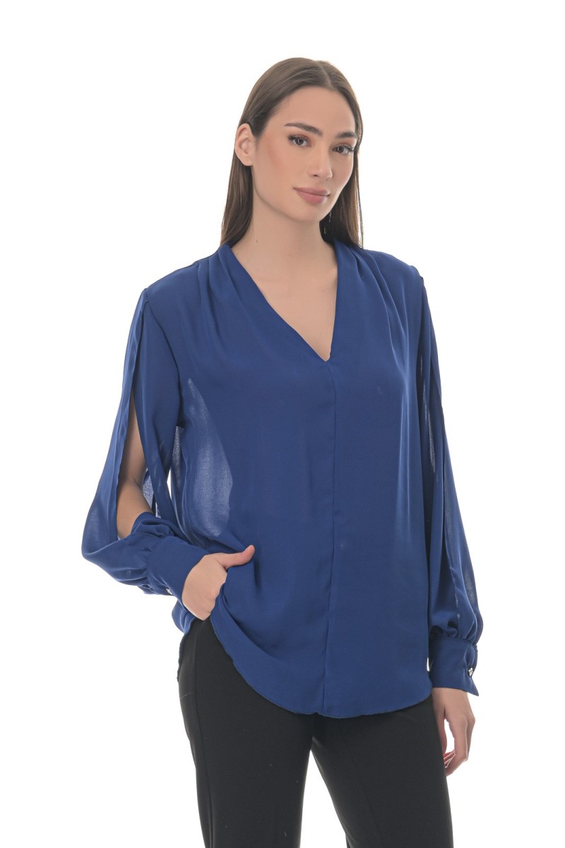 ΜΠΛΟΥΖΑ ΒΕ ΜΕ ΠΙΕΤΕΣ ΣΤΟΥΣ ΩΜΟΥΣ