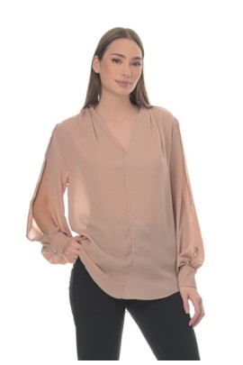 ΜΠΛΟΥΖΑ ΒΕ ΜΕ ΠΙΕΤΕΣ ΣΤΟΥΣ ΩΜΟΥΣ