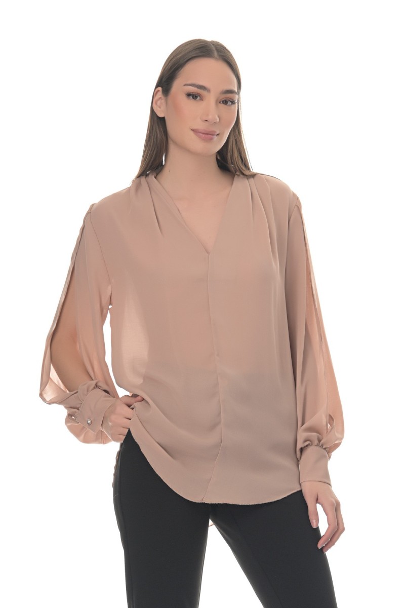 ΜΠΛΟΥΖΑ ΒΕ ΜΕ ΠΙΕΤΕΣ ΣΤΟΥΣ ΩΜΟΥΣ