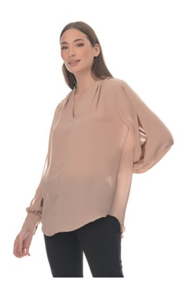 ΜΠΛΟΥΖΑ ΒΕ ΜΕ ΠΙΕΤΕΣ ΣΤΟΥΣ ΩΜΟΥΣ