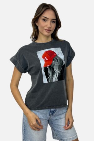 T-SHIRT ΜΕ ΤΥΠΩΜΑ ΚΟΡΙΤΣΙ