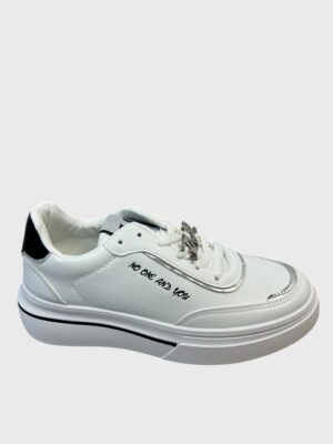 SNEAKERS ΜΕ ΜΟΤΙΦ ΑΠΟ ΣΤΡΑΣ ΣΤΑ ΚΟΡΔΟΝΙΑ